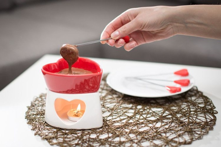 Czekoladowe fondue porcelanowe czerwone Czekoladowe fondue porcelanowe czerwone