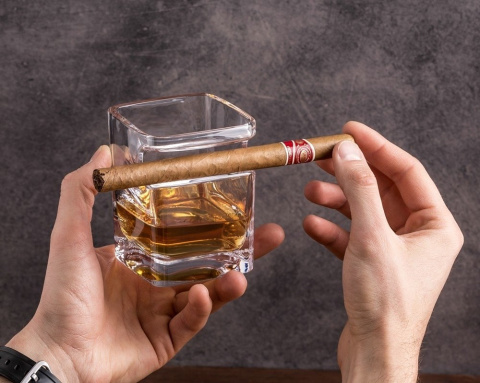 Szklanka do whisky i cygaro Szklanka do whisky i cygaro